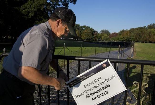 ASV nacionālā parka sargs novieto uzrakstu, ka tas ir slēgts, tāpat kā citas valsts iestādes valdības krīzes dēļ. Foto: EPA/LETA