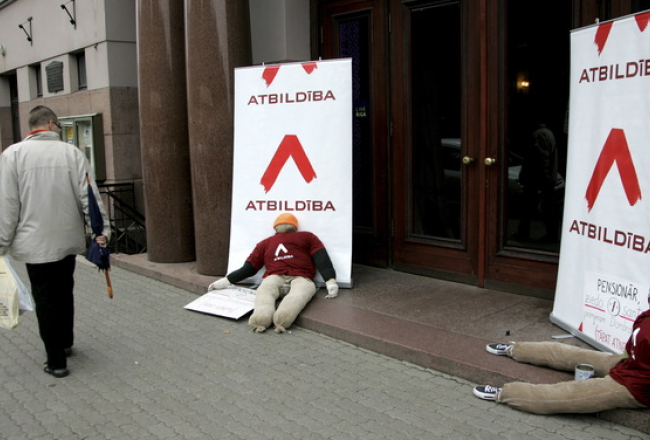"Atbildības" izvietotās lelles pie Rīgas Latviešu biedrības nama ieejas. Foto: Andrejs Terentjevs, F64