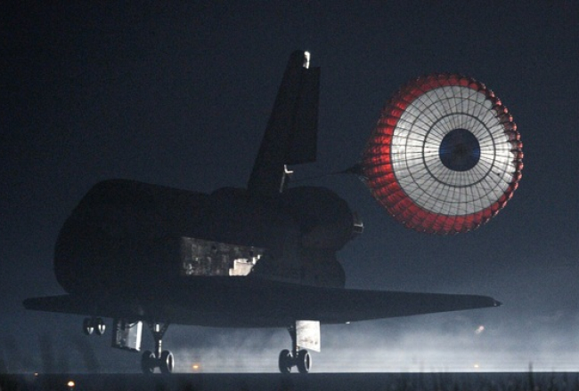 Kosmosa kuģis "Atlantis" piezemējas Kenedija kosmosa centrā Floridā, noslēdzot ASV atspoļkuģu 30 gadus ilgušo programmu. Foto: AFP/LETA