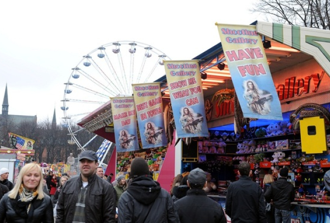 Atrakcijas pavasarī Esplanādē Rīgas centrā. Foto: Ieva Čīka, LETA