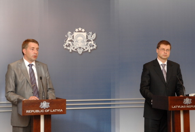 Satiksmes ministrs Uldis Augulis (no kreisās) un Ministru prezidents Valdis Dombrovskis. Foto: Gints Ivuškāns, F64