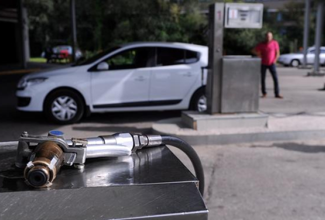 Automašīnas uzpilde "Latvijas Propāna gāzes" degvielas uzpildes stacijā. Foto: Evija Trifanova, LETA