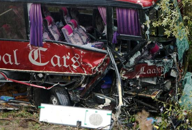 Avarējušais ukraiņu autobuss iegāzās grāvī. Foto: Ieva Čīka, LETA