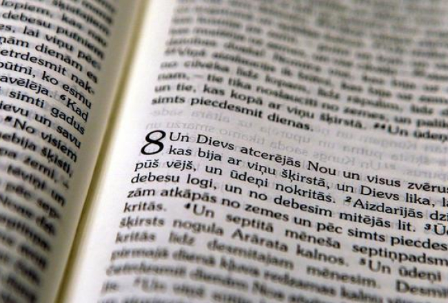 Bībeles jaunais tulkojums. Foto: Ieva Čīka, LETA