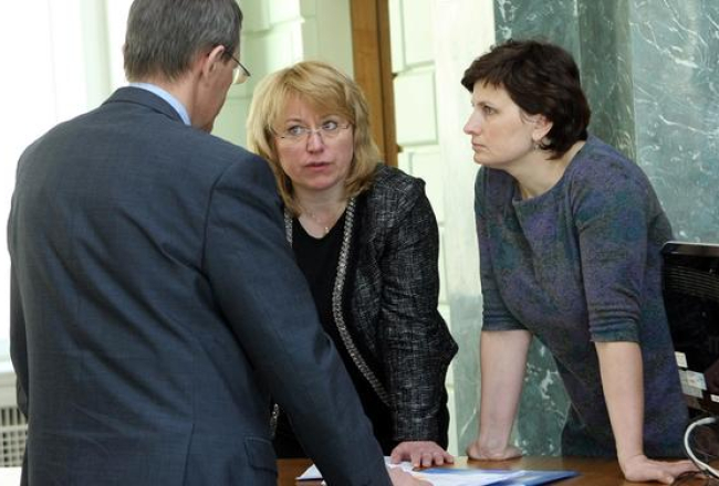 Labklājības ministre Ilze Viņķele (no labās), Finanšu ministrijas valsts sekretāra vietniece Baiba Bāne un finanšu ministrs Andris Vilks pirms Ministru kabineta sēdes. Foto: Edijs Pālens, LETA