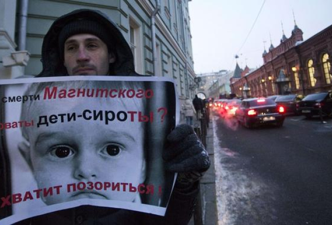 Vientuļš protestētājs pret Krievijas Valsts domes necilvēcīgo likumu, kas liedz bāreņu adopciju uz ASV. Foto: AFP/LETA