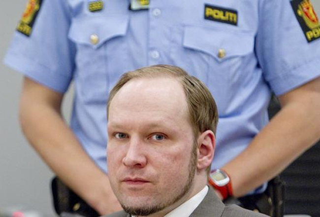Norvēģu asinspirti sarīkojušais Anderss Bērings-Breivīks tiesas zālē. Foto: AFP/LETA