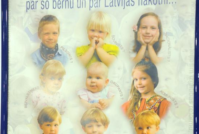 Plakāts ar bērniem par pilsonības piešķiršanu. Foto: Evija Trifanova, LETA