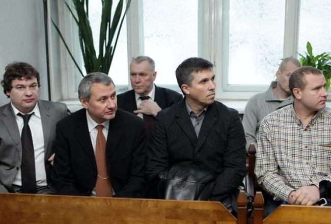Apsūdzētie - Mihails Kreicers (no kreisās), Aleksandrs Kreicers, bijušais Bērnu slimnīcas valdes loceklis Iepirkumu komisijas vadītājs Arnis Kramzaks, Sergejs Kravcovs, Valsts ugunsdzēsības un glābšanas dienesta inspektors Juris Šmits un Georgijs Pimenovs 14.janvārī ieradušies uz Rīgas pilsētas Zemgales priekšpilsētas tiesas sēdi, kurā sāks izskatīt Bērnu slimnīcas kukuļošanas lietu. Foto: Ieva Čīka, LETA
