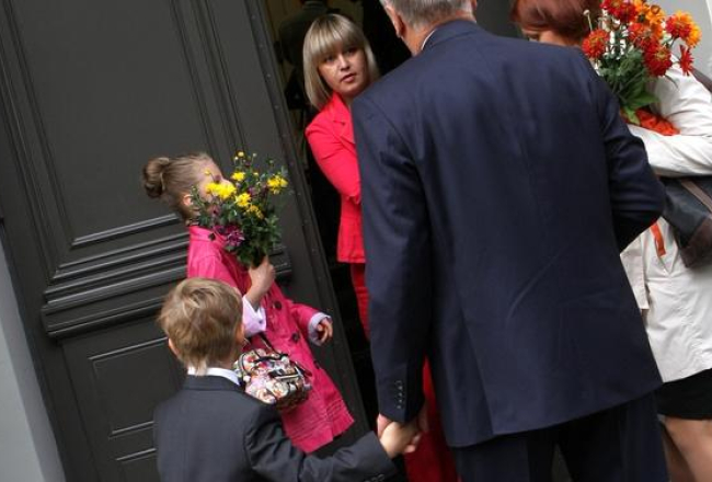 Valsts prezidents Andris Bērziņš pavada dēlu Kristapu Andri pirmajā skolas dienā uz Rīgas Valda Zālīša sākumskolu. Foto: Edijs Pālens, LETA