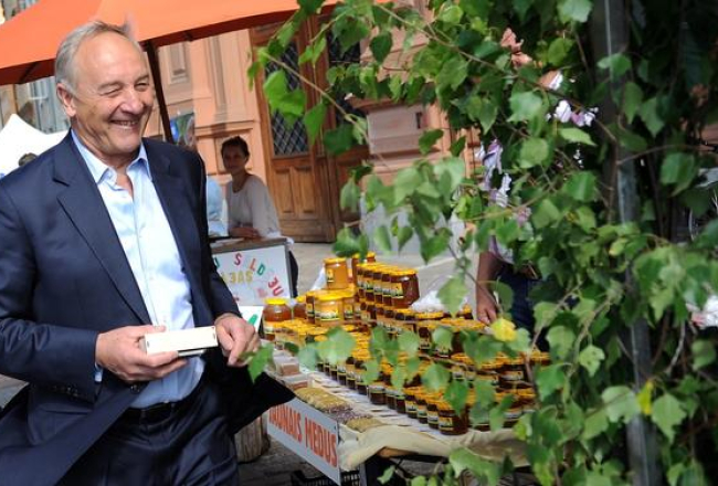 Latvijas Valsts prezidents Andris Bērziņš zāļu tirgū pie medus burciņām. Foto: Evija Trifanova, LETA