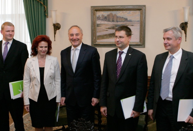 Valsts prezidents Andris Bērziņš (centrā) kopā ar "Vienotības" pārstāvjiem Rīgas pilī. Foto: Raitis Plauks, F64