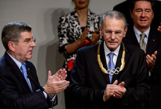 Jaunais un vecais - SOK jaunievēlētais prezidents Tomass Bahs (no kreisās) un 12 gadus SOK vadījušais Žaks Roge. Foto: EPA/LETA