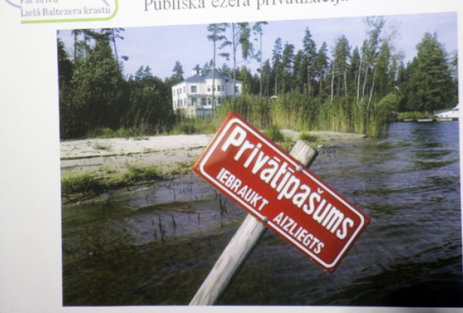 Baltezera aizstāvji cīnījās par ezera publiskumu ar mediju starpniecību. Foto: Andrejs Terentjevs, F64