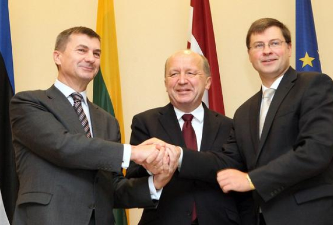 Latvijas, Lietuvas un Igaunijas premjeri Valdis Dombrovskis (no labās), Andrjus Kubiļus un Andruss Ansips Baltijas Ministru padomes sanāksmē Viļņā vienojušies dibināt Visaginas AES projekta kompāniju un starpvaldību darba grupu. Foto: Dainis Labutis, LETA/ELTA