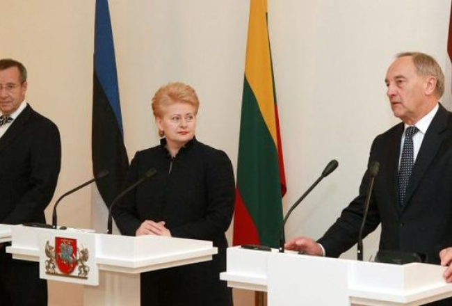 Igaunijas prezidents Tomass Hendriks Ilvess (no kreisās), Lietuvas prezidente Daļa Grībauskaite un Latvijas prezidents Andris Bērziņš. Foto: Valsts prezidenta kanceleja