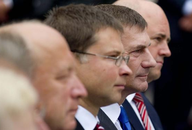 Baltijas valstu premjerministri Andrius Kubiļus (Lietuva, no kreisās), Valdis Dombrovskis un Andruss Ansips (Igaunija) pirms pāris gadiem Stokholmā kopā ar Zviedrijas premjeru Fredriku Reinfeltu, atceroties baltiešu pirmdienu mītiņus. Foto: EPA/LETA