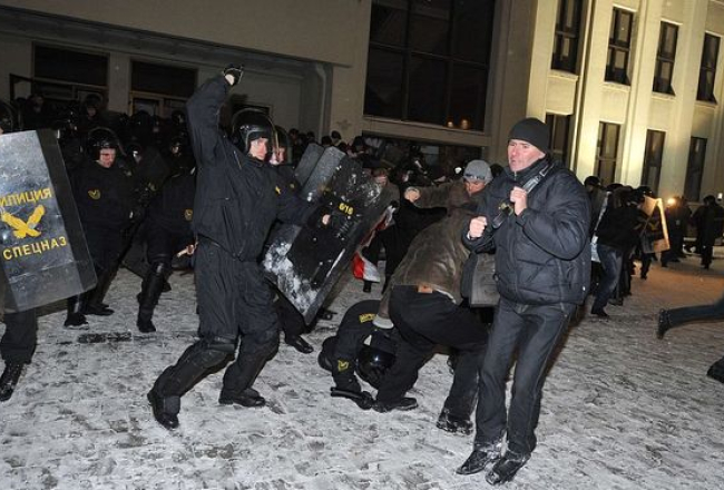 Protestētāju un milicijas saķeršanās Minskā pērn 20.decembra naktī. Foto: AFP/LETA