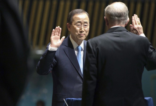 Attēlā: Ģenerālsekretārs Bans Gimuns nodod zvērestu otrajam termiņam.