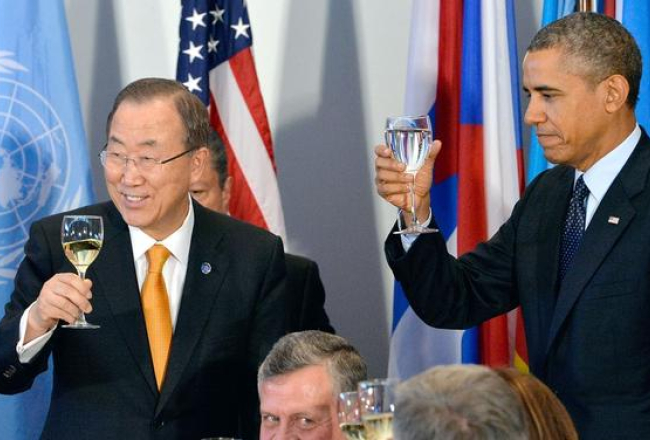 ANO ģenerālsekretārs Bans Gimuns (no kreisās) un ASV prezidents Baraks Obama uzsauc tostu ANO Ģenerālās asamblejas atklāšanā. Foto: AFP/LETA