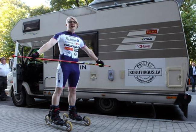 Kārlis Bardelis uz skrituļslidām. Foto: Edijs Pālens, LETA