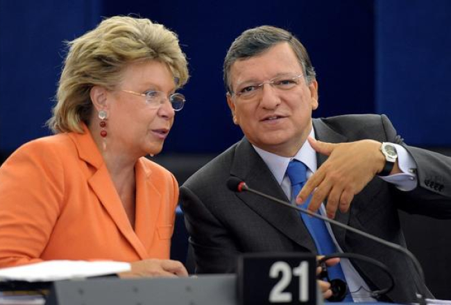 EK prezidents Žozē Manuels Barrozu sarunā ar viceprezidenti Vivjenu Redingu. Foto: AFP/LETA