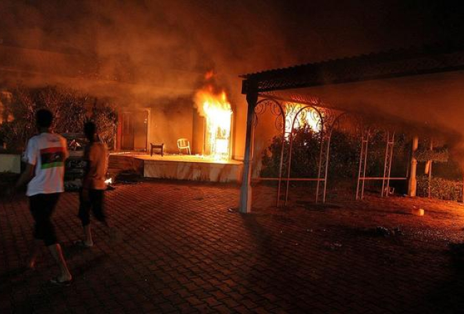 Vardarbīgie protestētāji aizdedzināja un uzbruka ASV vēstniecībai, nogalinot vēstnieku. Foto: AFP/LETA