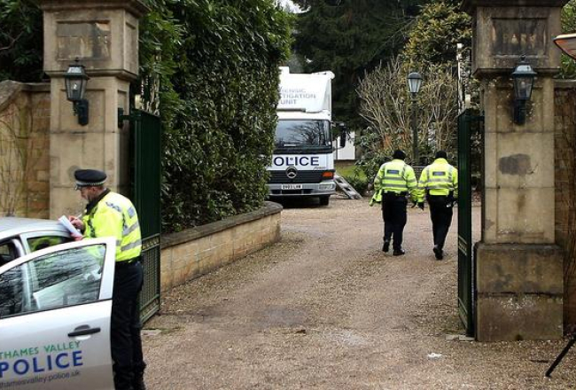 Policisti pie Krievijas oligarha Borisa Berezovska mājas vārtiem. Foto: AFP/LETA