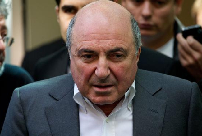 Krievijas oligarhs Boriss Berezovskis atbild uz žurnālistu jautājumiem pēc Londonas tiesas sprieduma. Foto: AFP/LETA