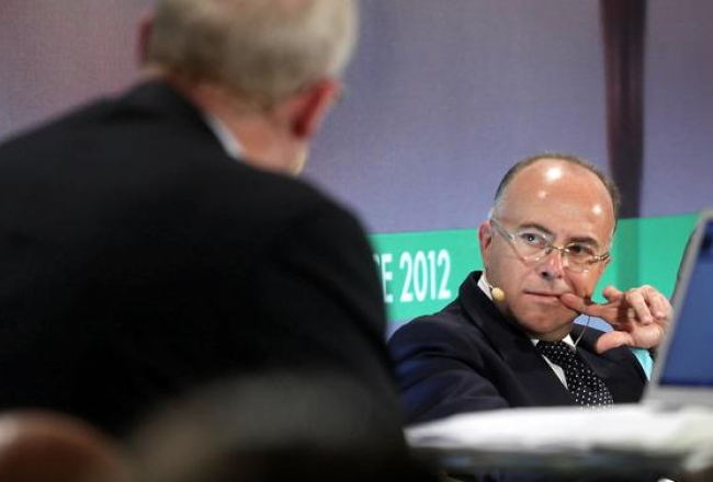 Francijas Eiropas lietu ministrs Bernārs Kazenēvs (Bernard Cazeneuve) piedalās diskusijā "Vai globālās ekonomikas restrukturizācija spēs atjaunot Rietumu ietekmi?" augsta līmeņa drošības un ārpolitikas forumā "Rīgas konference" Melngalvju namā. Foto: Ieva Čīka, LETA