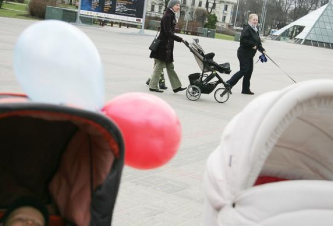 Attēlam no māmiņu un bērnu pastaigas ir ilustratīva nozīme. Foto: Mārtiņš Zilgalvis, F64