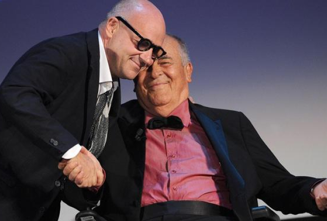 Venēcijas filmu festivāla galvenās balvas ieguvējs itāļu režisors Džanfranko Rosi, kura filma "Sacro Gra" kļuvusi par Venēcijas festivāla uzvarētāju(no kreisās), kopā ar žūrijas priekšsēdētāju Bernardo Bertoluči. Foto: EPA/LETA