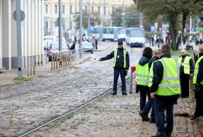 "Rīgas satiksmes" biļešu kontrolieri. Foto: Edijs Pālens, LETA