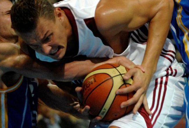 Andris Biedriņš, aizstāvot valsts izlases krāsas. Foto: Romans Kokšarovs, F64