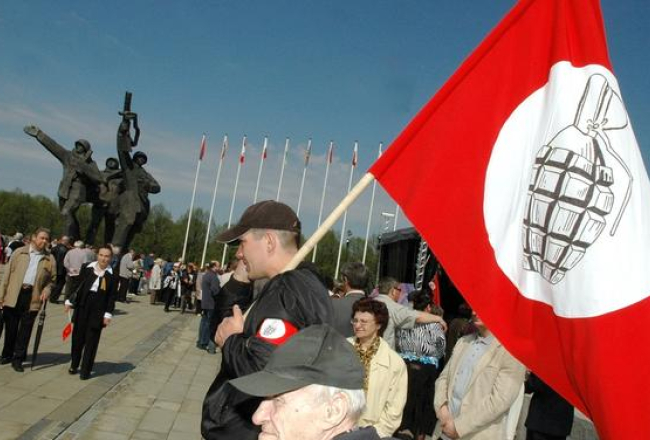 Jaunieši ar nacionālboļševiku simboliku 2006.gadā Uzvaras parkā pie pieminekļa padomju armijas karavīriem. Foto: Lauris Nagliņš, LETA