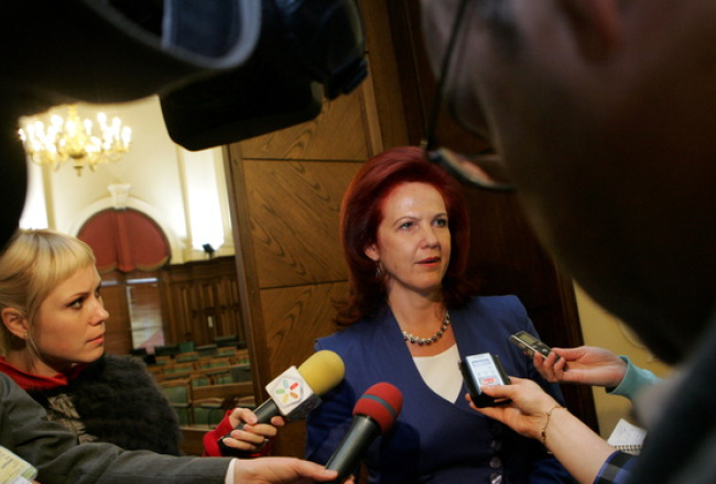 Solvita Āboltiņa žurnālistu ielenkumā. Foto: Raitis Plauks, F64