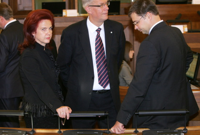 Solvita Āboltiņa, Valdis Zatlers un Valdis Dombrovskis Saeimas sēdē. Foto: Raitis Plauks, F64