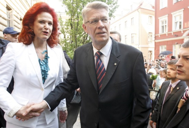 Solvita Āboliņa un Valdis Zatlers pie Saeimas. Foto: Lauris Vīksne, F64