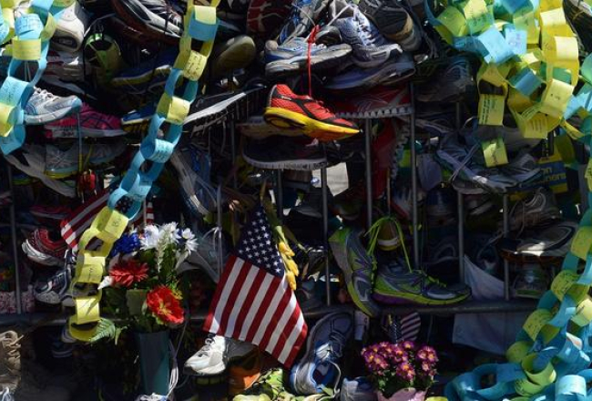 Piemiņas vieta Bostonas maratona teroraktā bojāgājušajiem. Foto: AFP/LETA
