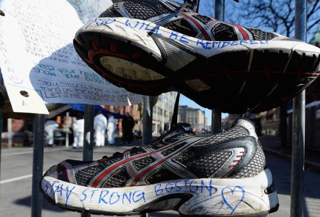 Bostona ir stipra - vēsta uzrasts uz maratona skrējēju pazaudētas kurpes piemiņas vietā Bostonā. Foto: AFP/LETA