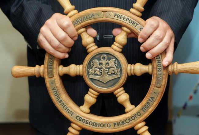 Simbolisks Rīgas brīvostas stūres rats. Foto: Ieva Čīka, LETA