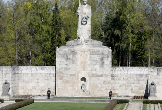 Brāļu kapu ansambļa noslēdzošā siena ar Mātes Latvijas tēlu. Foto: Mārtiņš Zilgalvis, F64