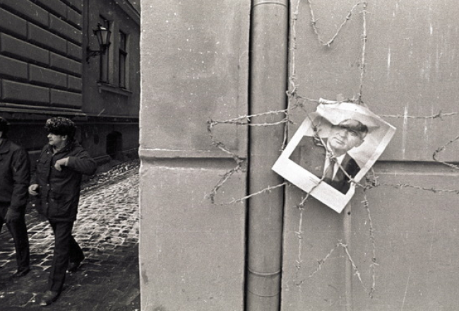 1990.gada 14.janvāris. Barikāžu laiks pie toreizējās Augstākās padomes. Gorbačova attēls auseklīša skavās. Foto: Aivars Liepiņš, F64