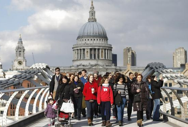 Londona. Cilvēki soļo pāri Temzas tiltam. Foto: AFP/LETA