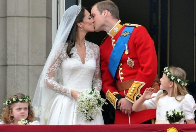 Britu karaliskais jaunlaulāto pāris vienojas savienību apliecinošā skūpstā uz balkona tautas acu priekšā. Foto: EPA/LETA