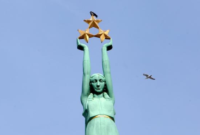 Brīvības piemineklis un vārna uz zelta zvaigznēm. Foto: Edijs Pālens, LETA