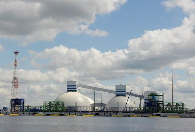 Skats uz Kundziņsalu Rīgas brīvostā. Foto: Gints Ivuškāns, F64