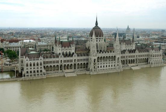 Budapeštas parlaments Donavas ūdeņu apskalots. Foto: EPA/LETA
