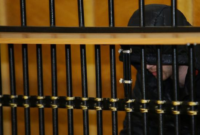 Smagos kibernoziegumos apsūdzētais Imantas iedzīvotājs Deniss Čalovskis pirms tiesas sēdes janvārī, kurā lēma par izdošanu ASV. Foto: Evija Trifanova, LETA