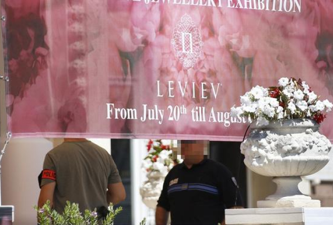 "Carlton" viesnīcā Kannās bija atvērta "Leviev" dārglietu izstāde. Foto: AFP/LETA